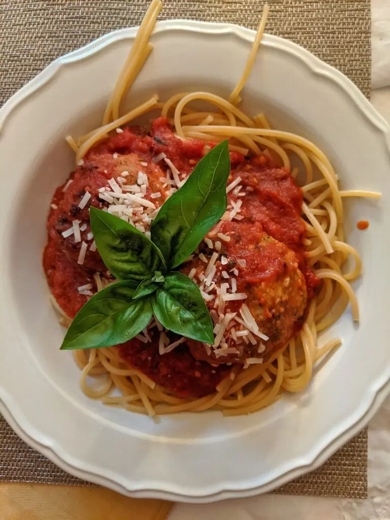 meal, dish, plate, spaghetti, pasta, meatballs, pasta sauce, basil, dinner, spaghetti, meatballs, meatballs, meatballs, meatballs, meatballs
