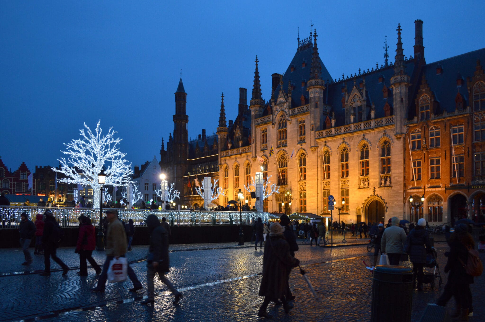 La place de Bruges avec sa patinoire et ses maisons médiévales illuminées
