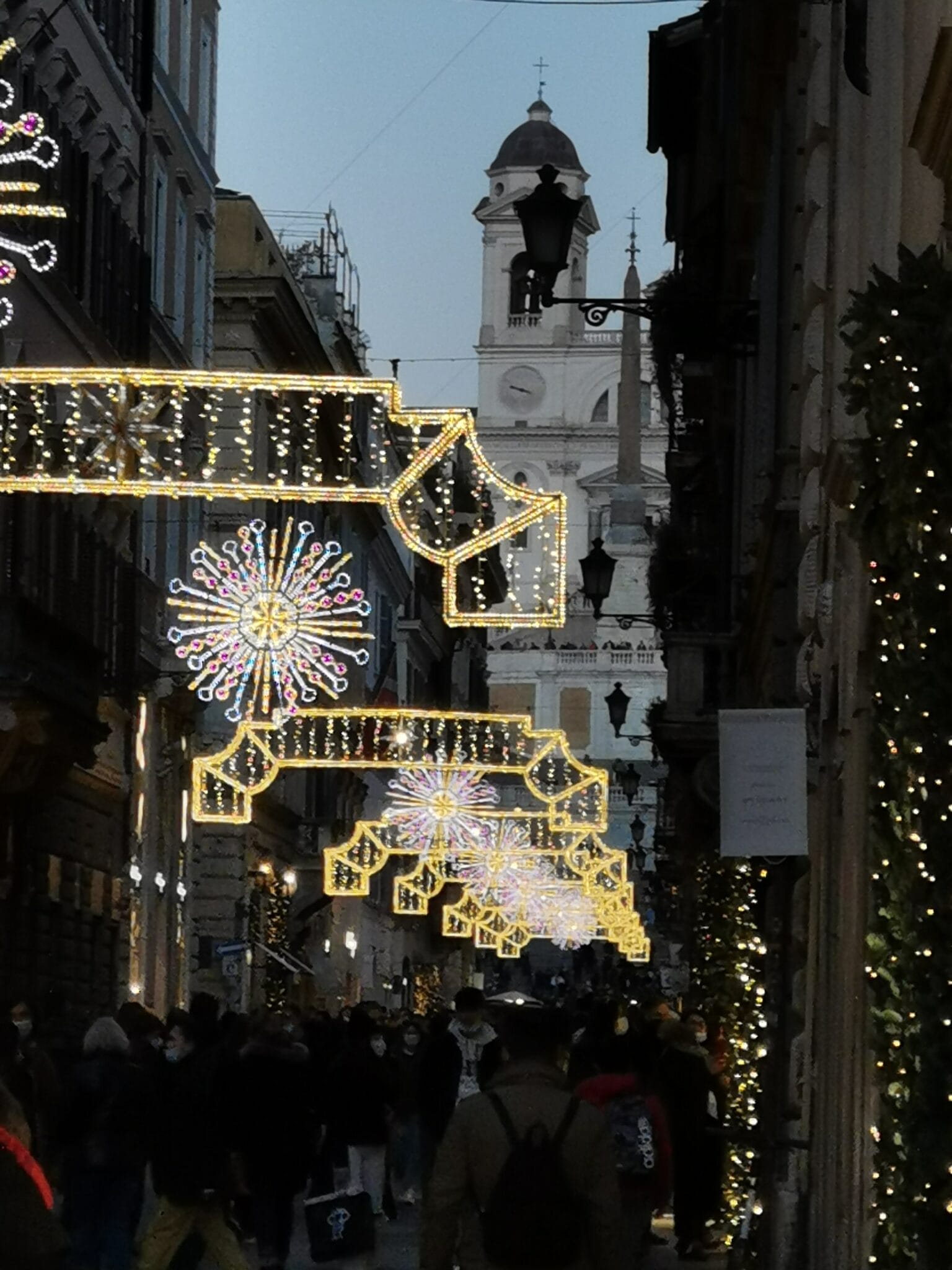 Illuminations de Noël à Rome avec la Trinité-des-Monts en arrière-plan