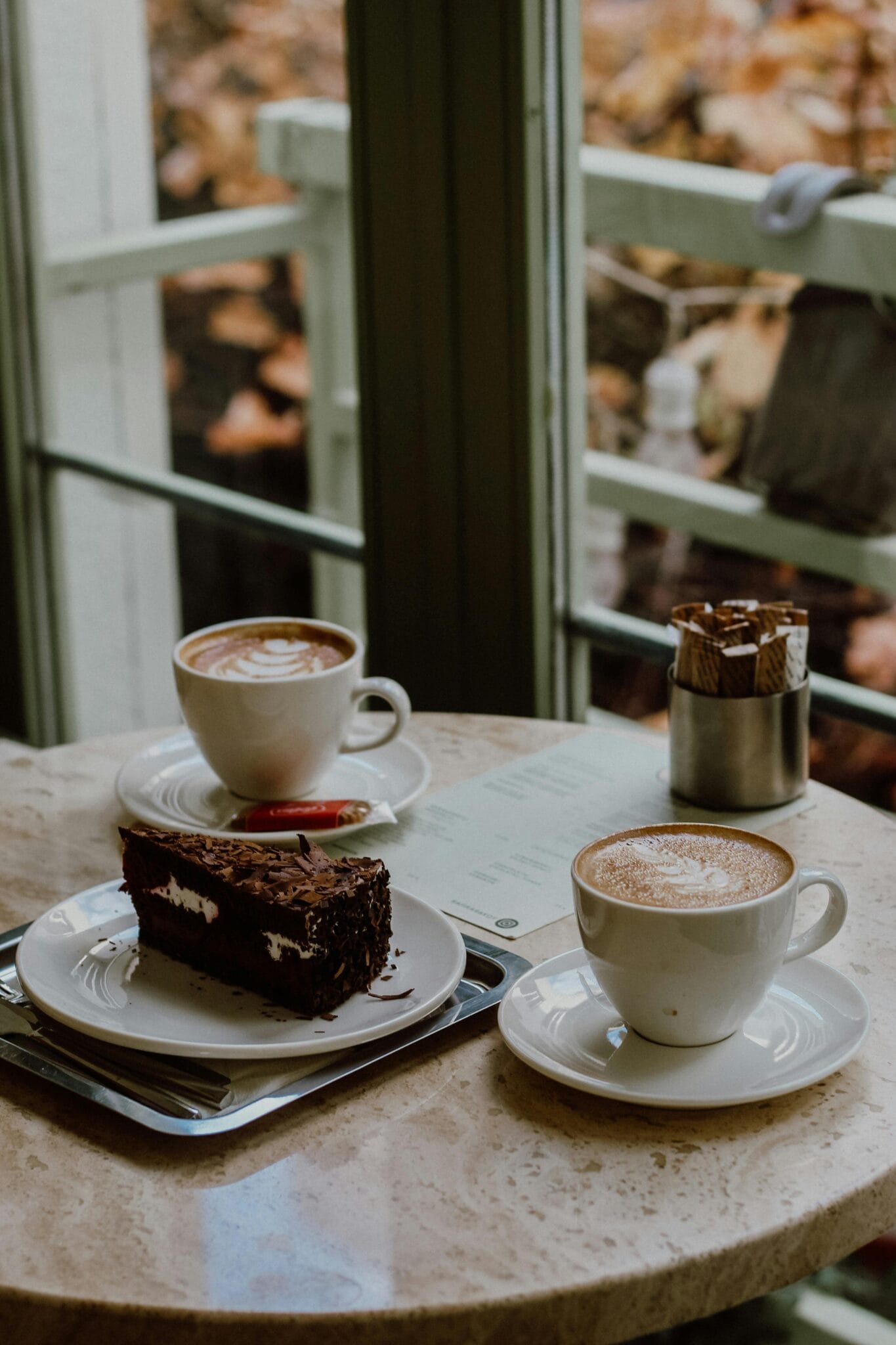 Café humeante sobre mesa