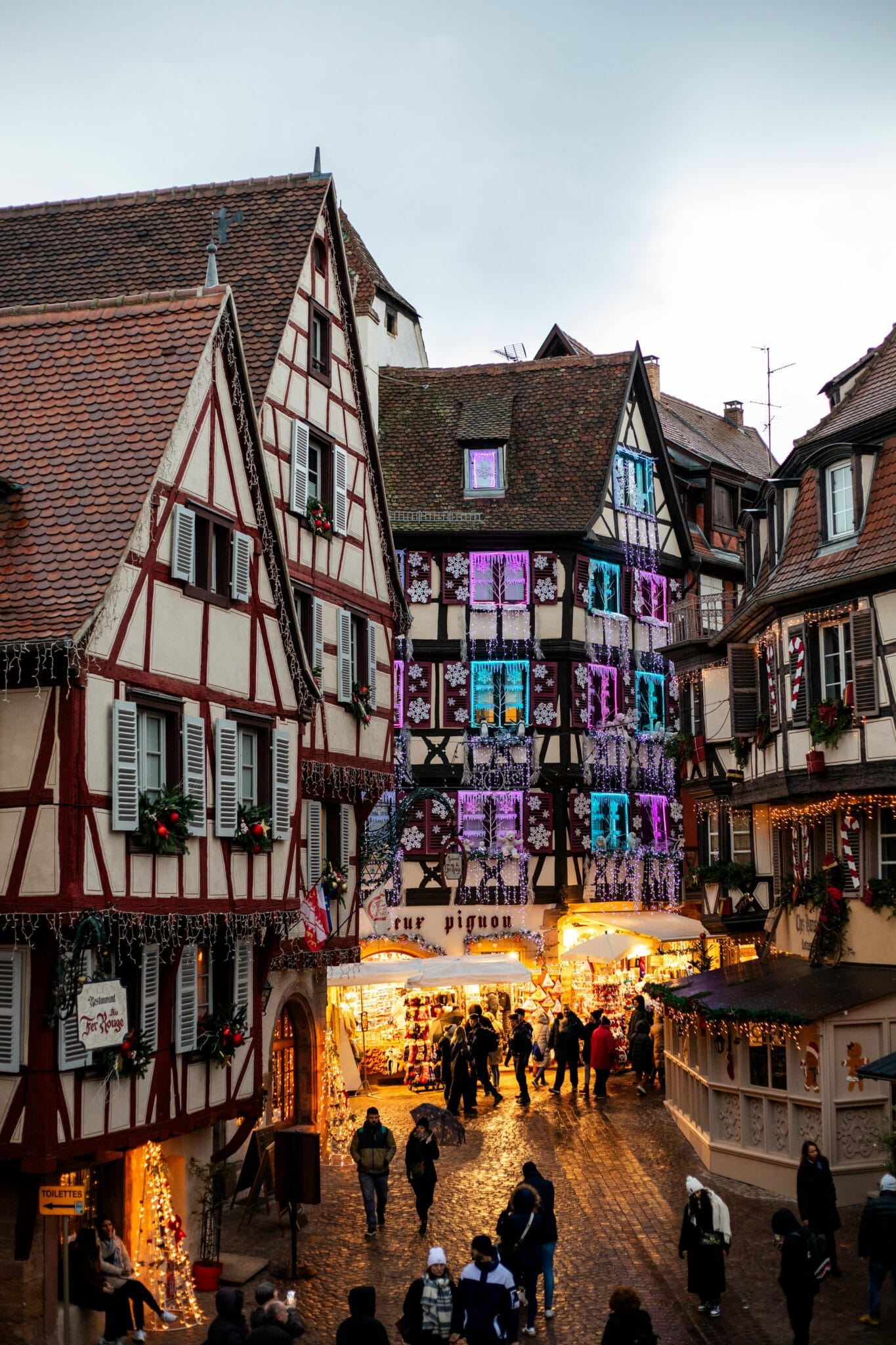 Casas alsacianas y canales iluminados en Colmar durante la Navidad