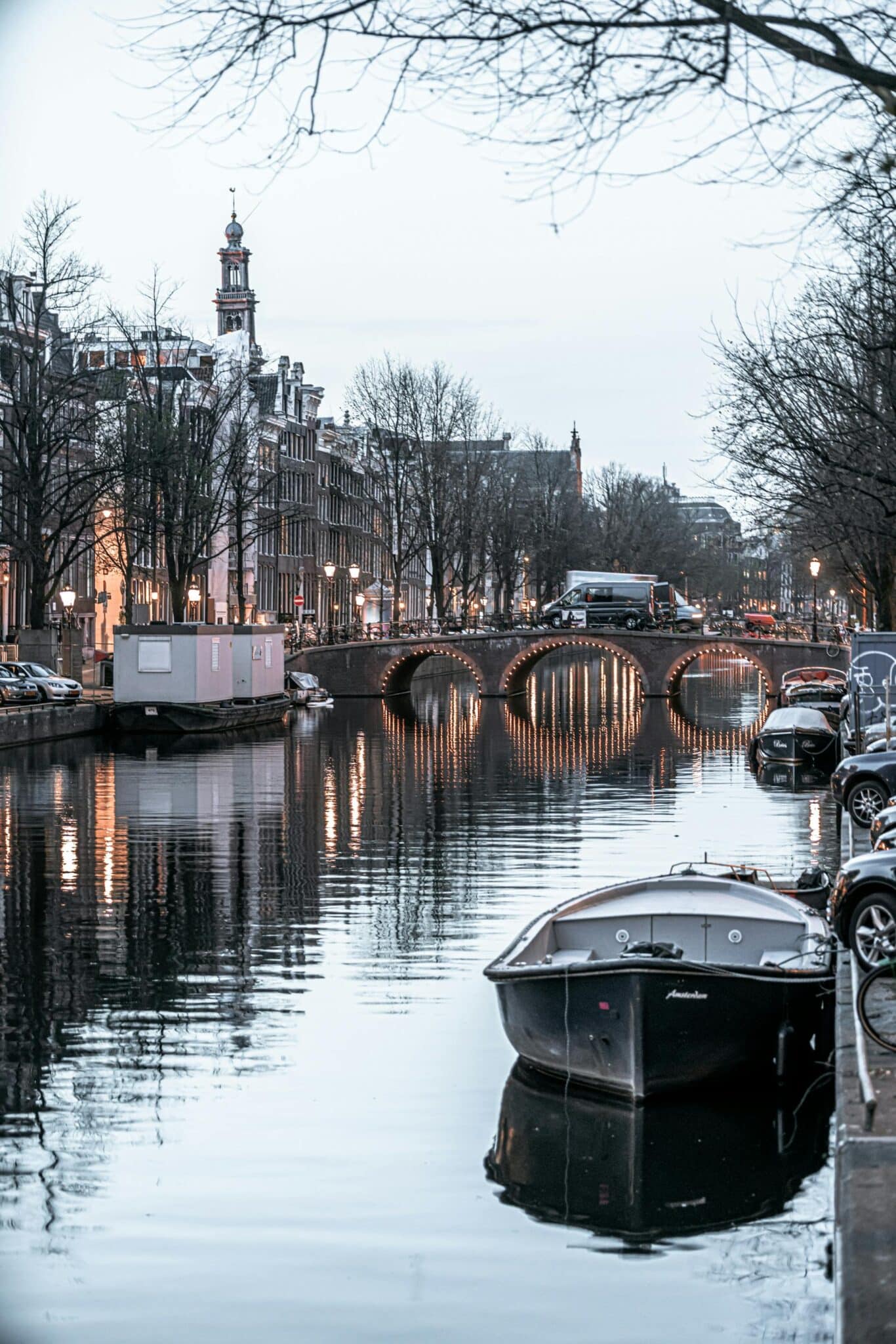 Canales de Ámsterdam con bicicletas y turistas