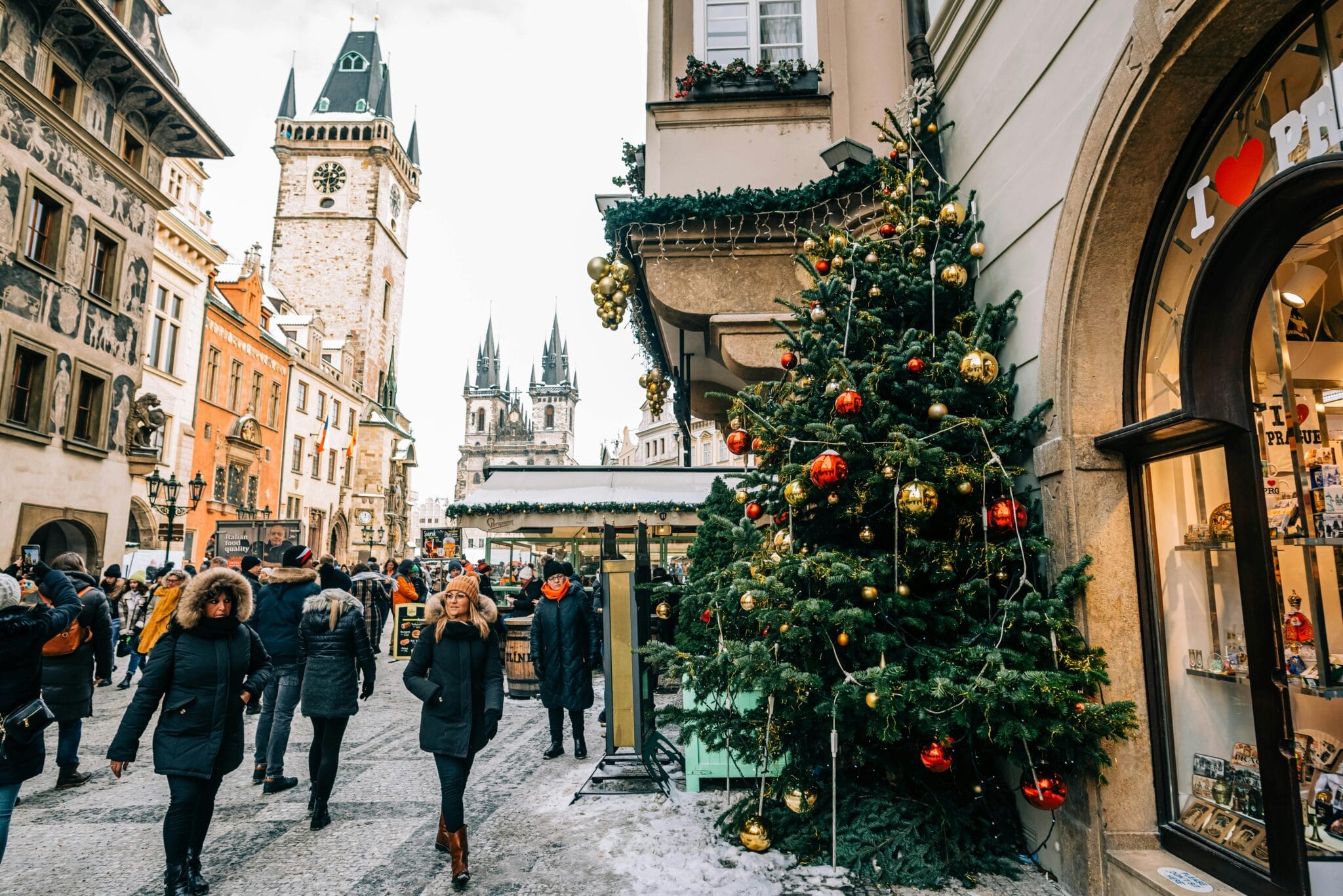 Árbol de Navidad y torres góticas en la Plaza de la Ciudad Vieja de Praga