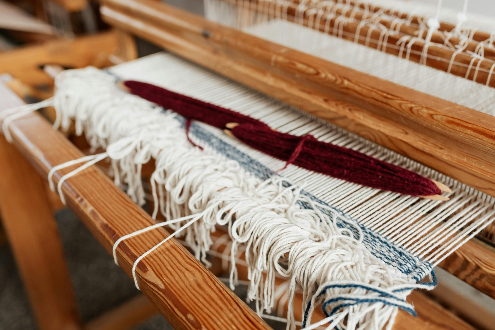 Telar tradicional en un taller textil de Chiang Mai, Tailandia