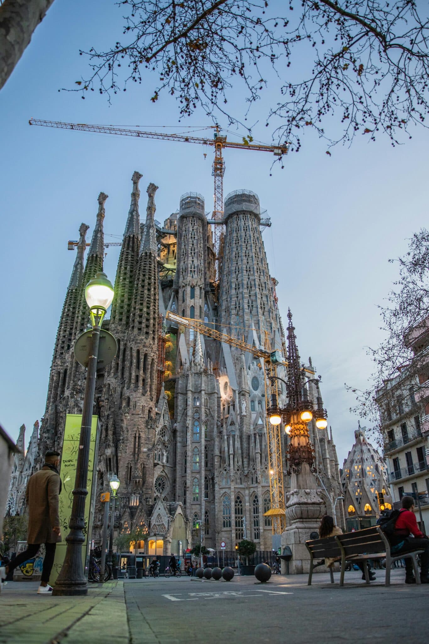 Vista de la Sagrada Familia con grúas, detalle de torres en construcción