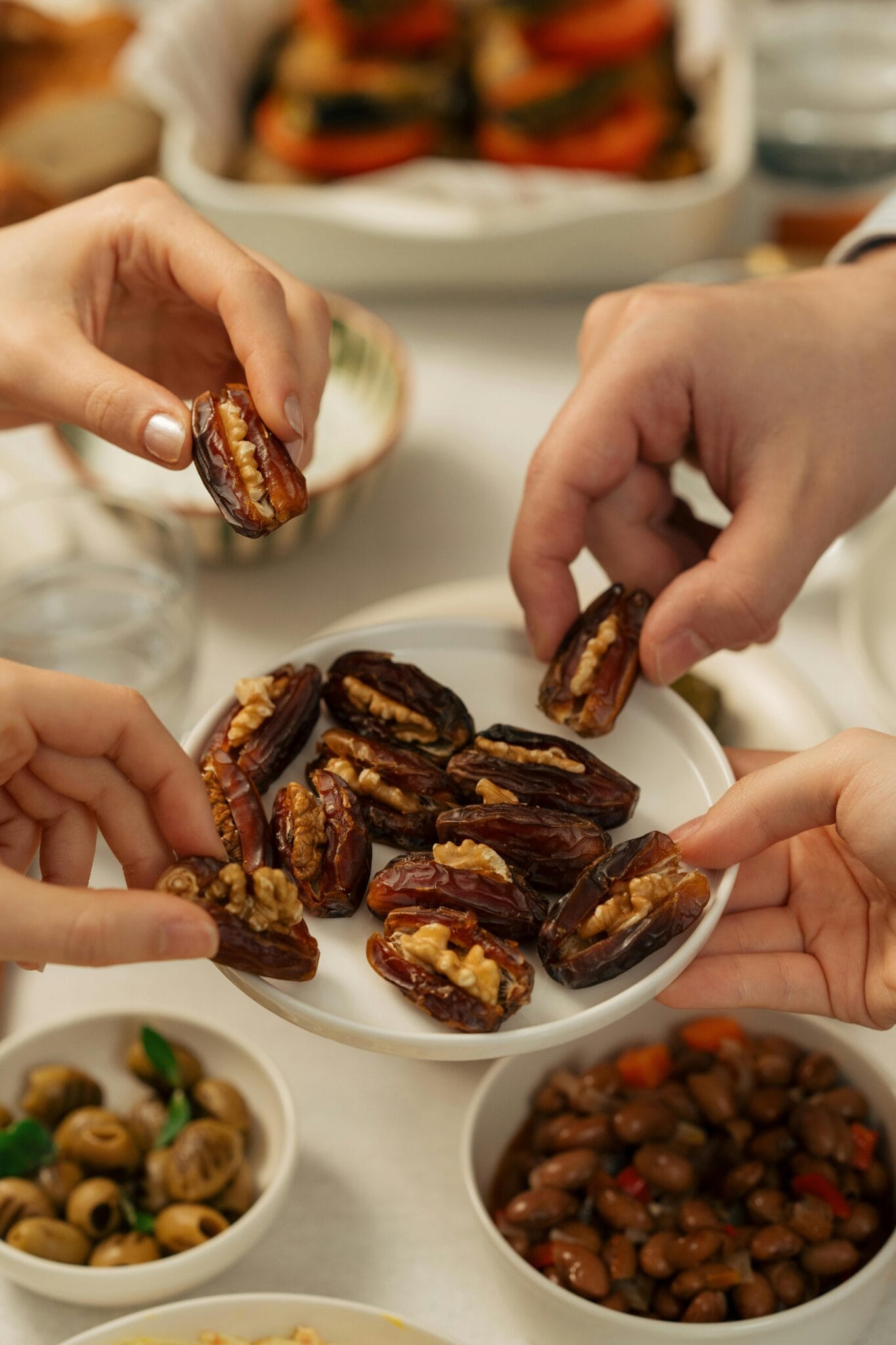 Racimos de dátiles maduros colgando de palmeras en Elche, Alicante