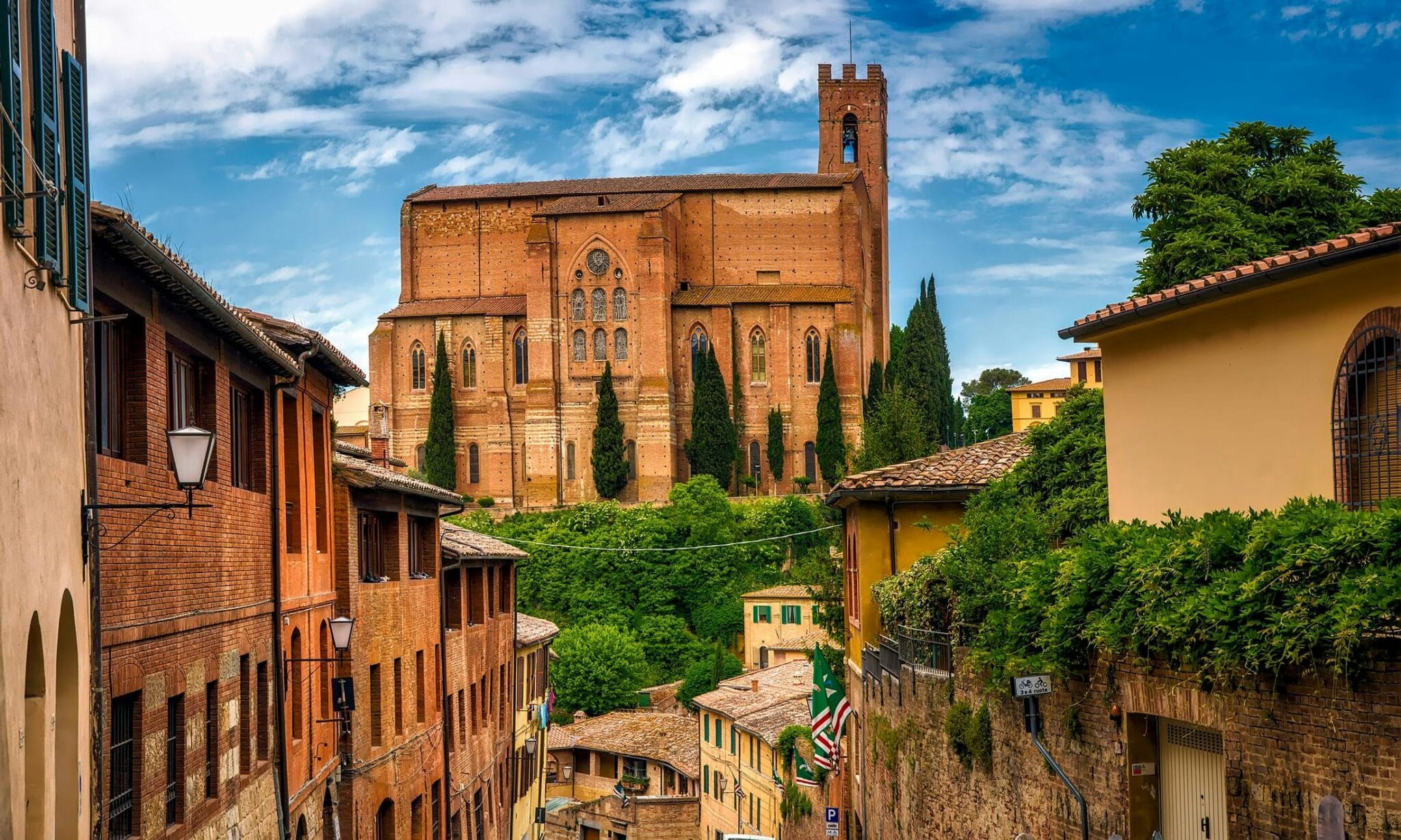 Vista de Siena al atardecer con fachadas color ocre y luz toscana