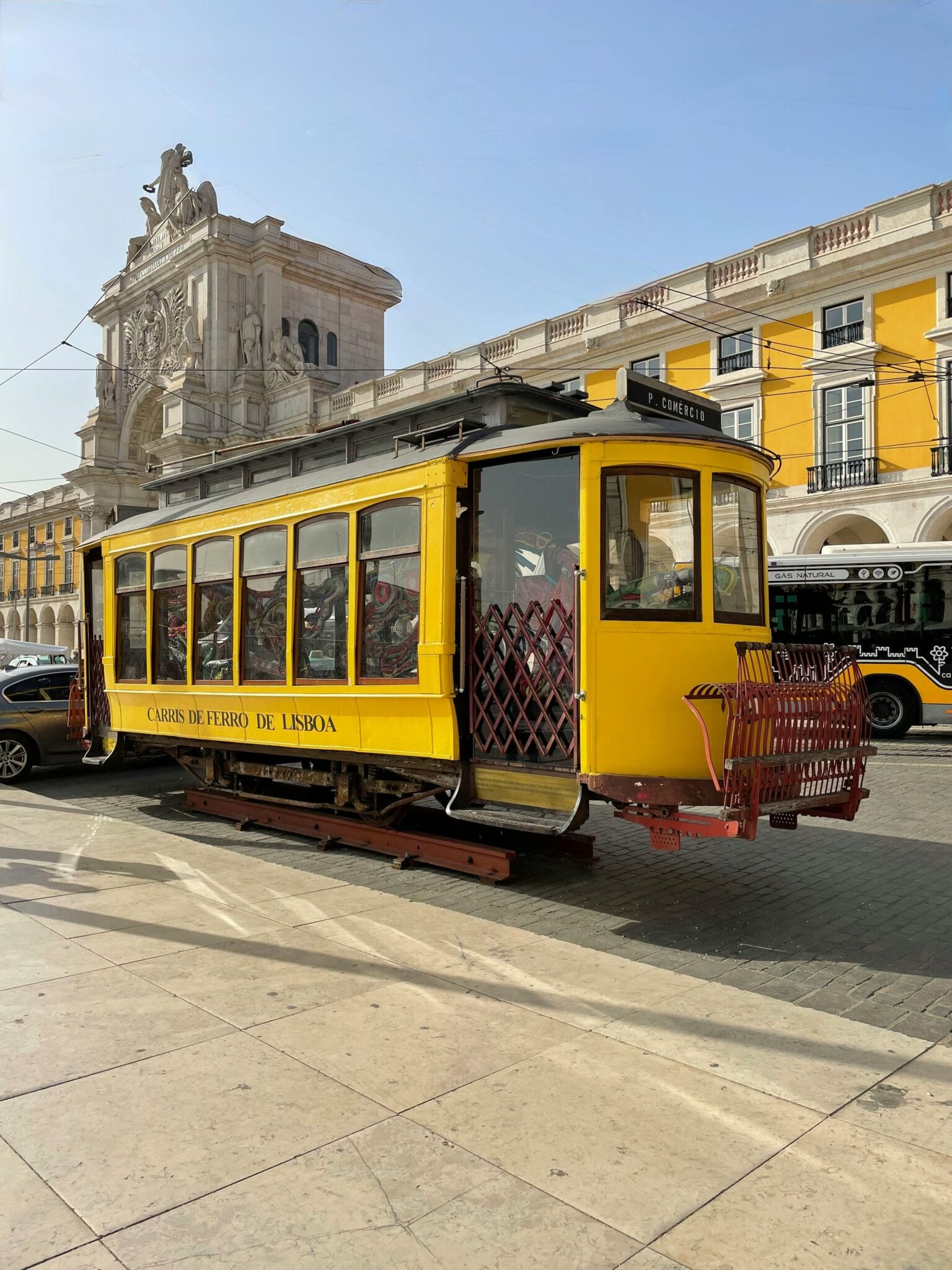 Tranvía amarillo en Lisboa reflejando la luz del Atlántico