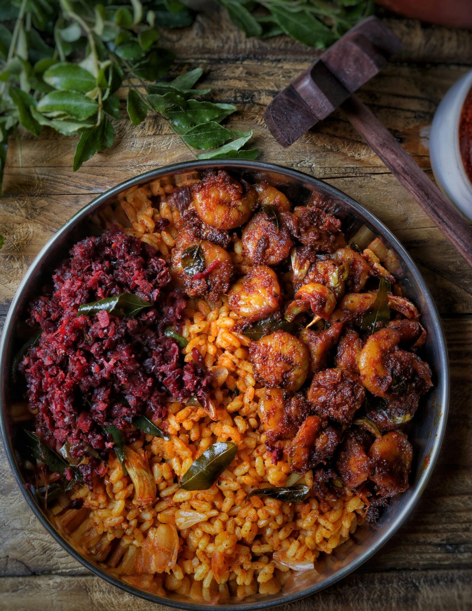 Plato de paella creativa reinterpretada con ingredientes dulces y salados