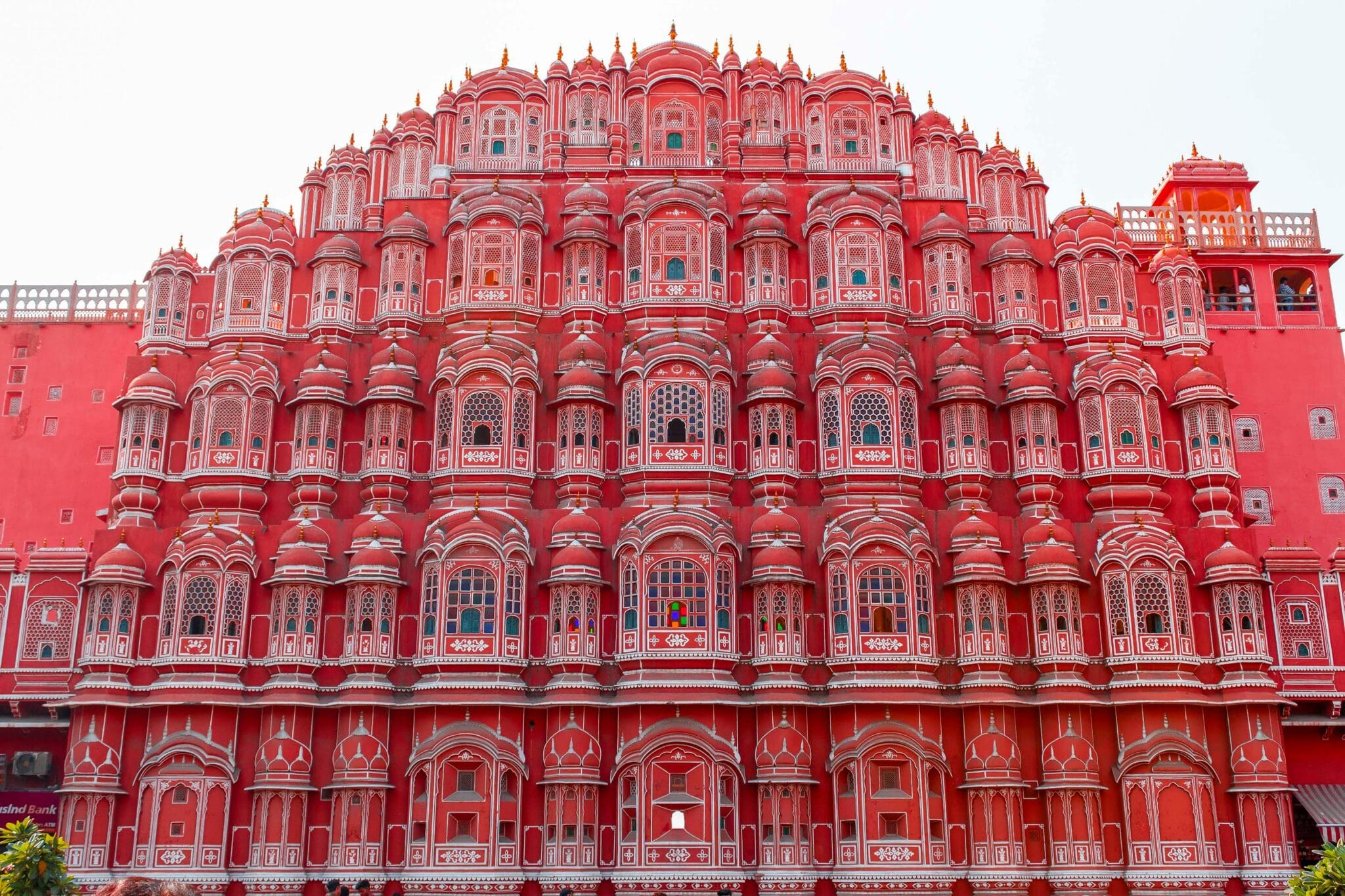 Fachadas rosadas de Jaipur, con detalles ornamentales y luz cálida