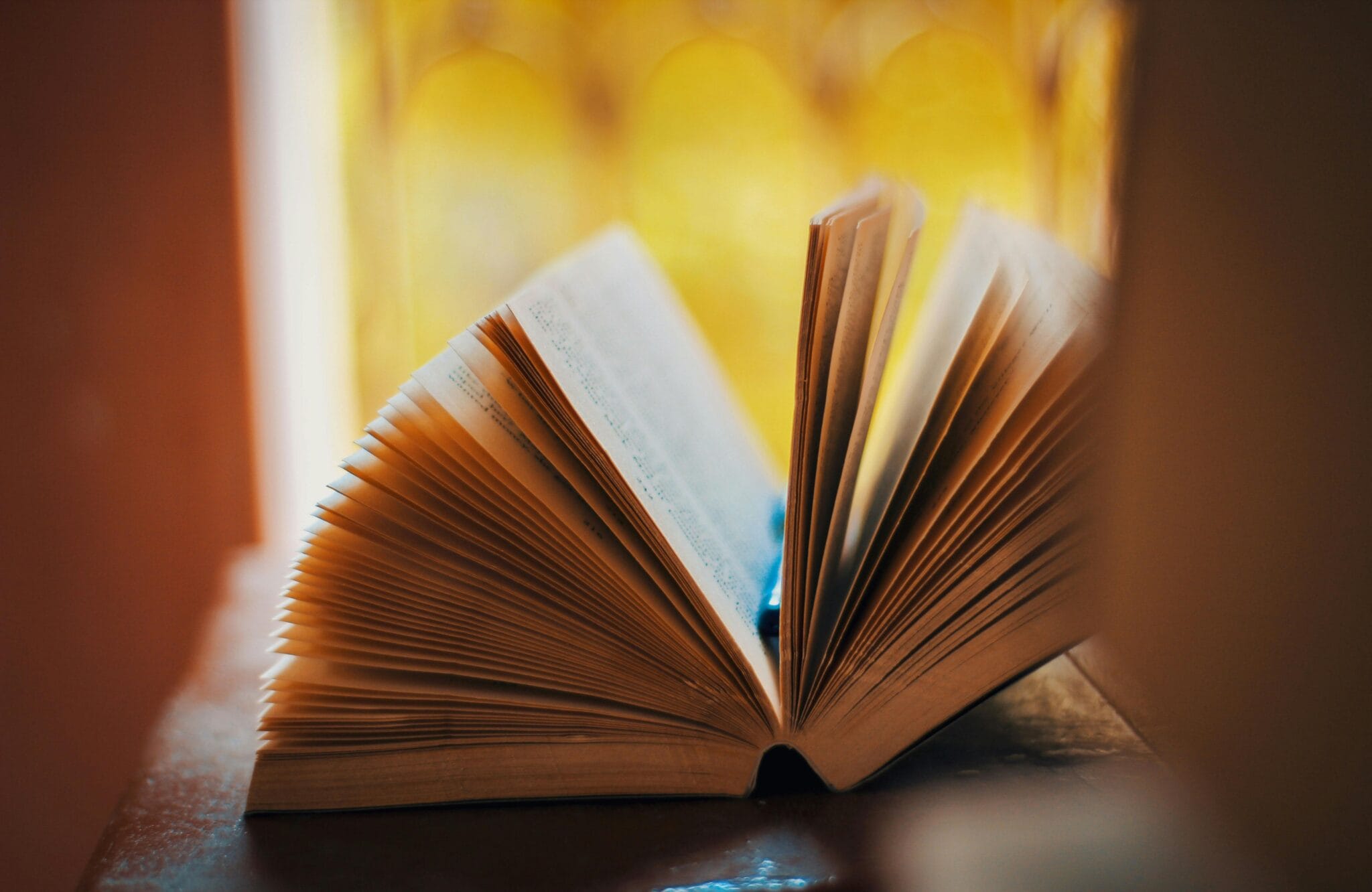Libro abierto sobre mesa