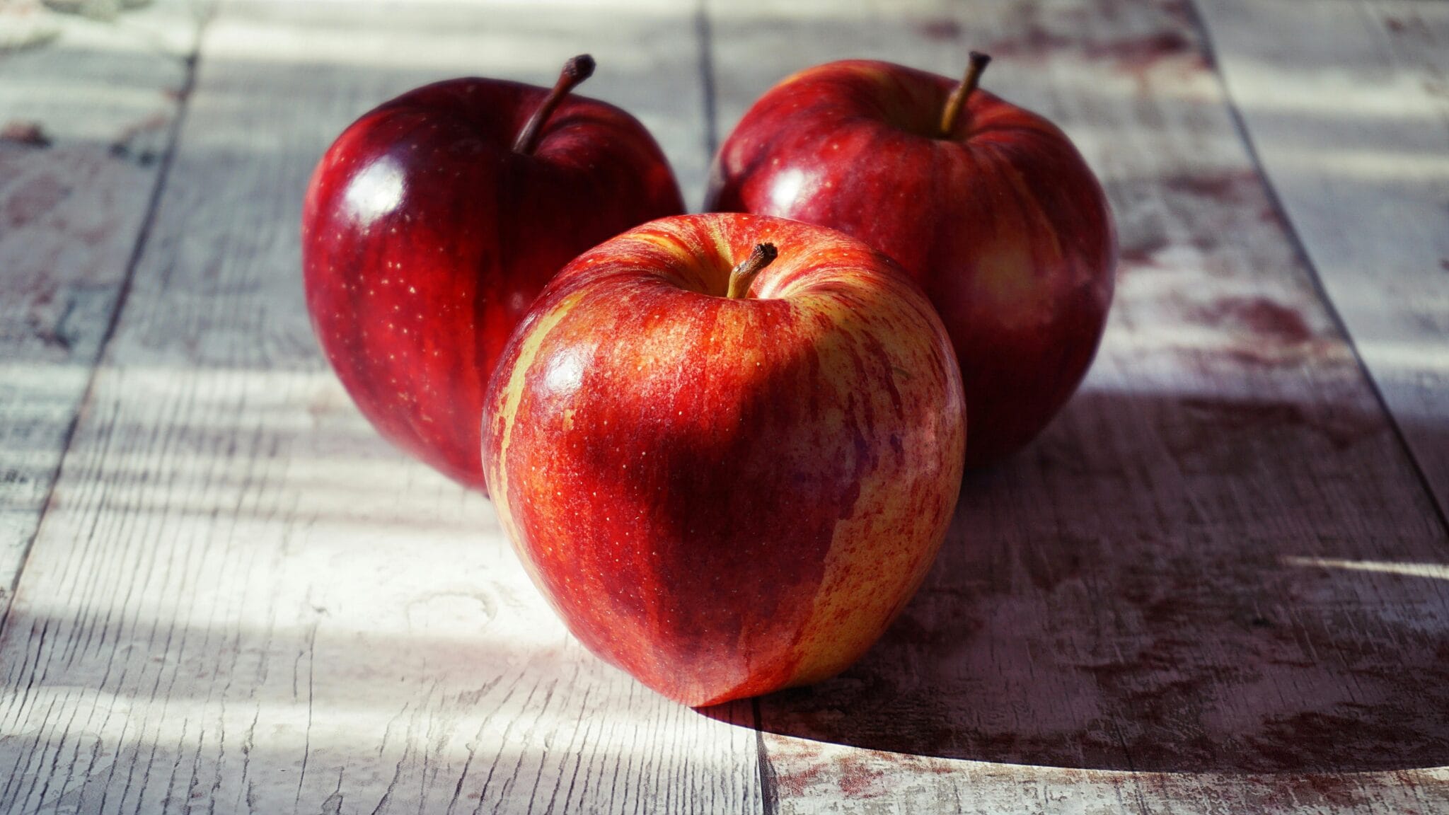 Cajas de manzanas transportadas en un teleférico agrícola en las colinas del valle de Non, Italia