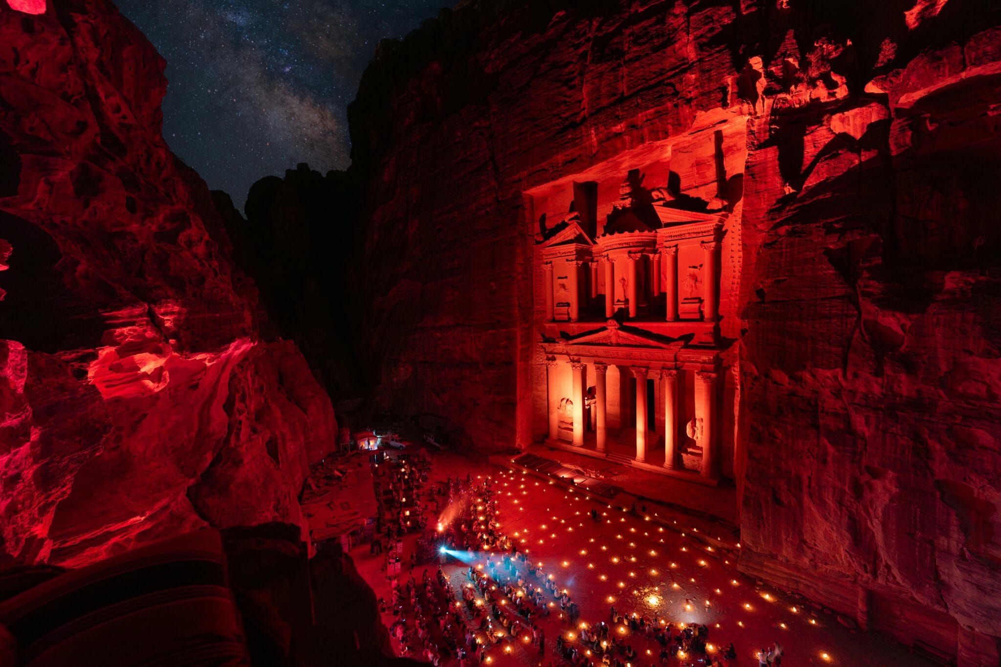Petra by Night: el Tesoro iluminado por cientos de velas frente al desfiladero del Siq.
