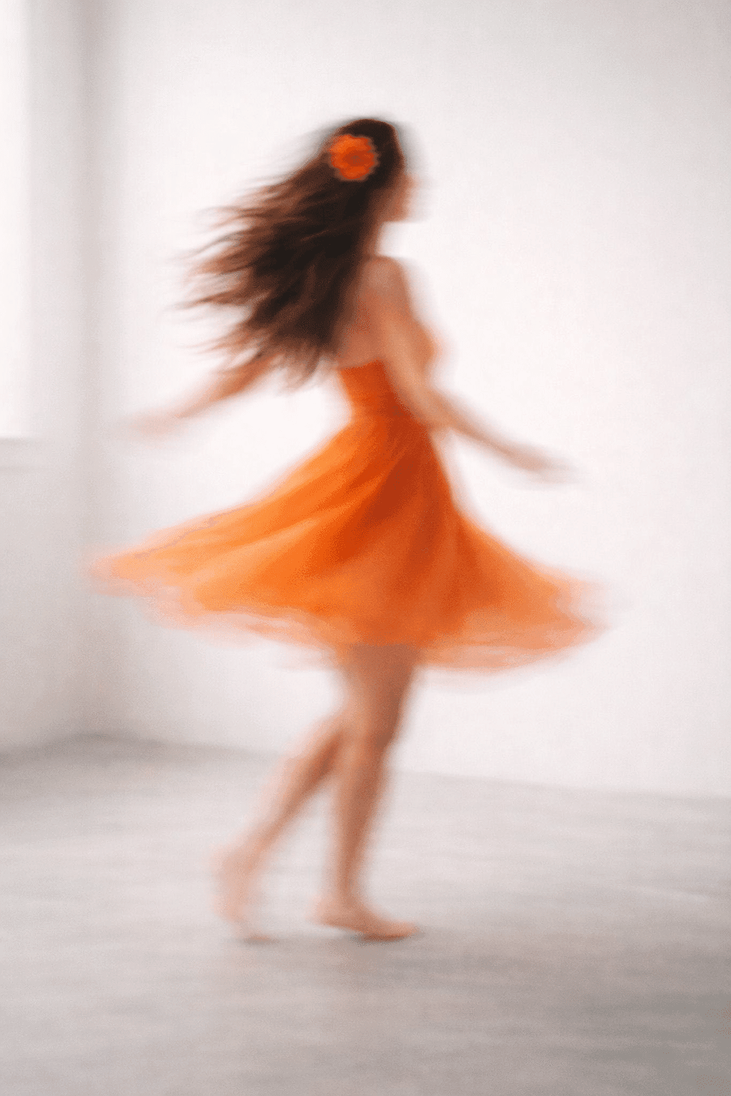 Silueta femenina girando, movimiento difuso, colores vivos y energía alegre